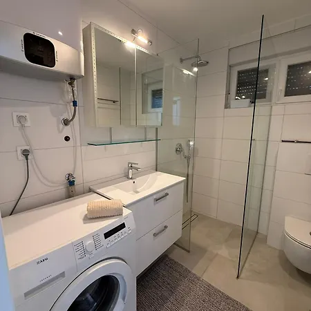 Mali Apartament Nin